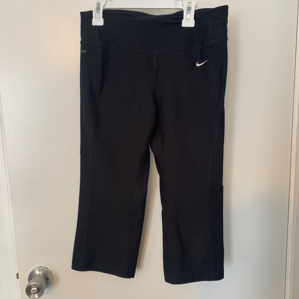 Black Nike dry fit crop pants